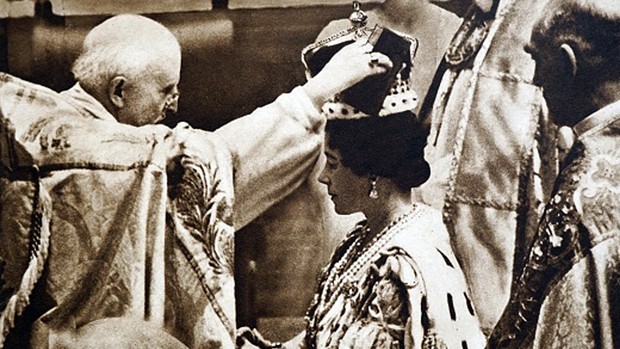 Potret penobatan Ibu Suri Elizabeth, ibu kandung Ratu Elizabeth II/Getty Images/Universal History Arcieve/Universal Images Group Foto saat penobatan Ibu Suri Elizabeth sedang memakai mahkota Koh-i-Noor.