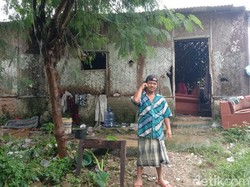 Warga Tinggal Beralas Tanah Liat di Jantung Pemerintahan Indramayu