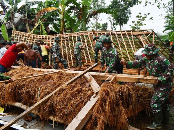 Dampak Angin Kencang di Madiun, Puluhan Rumah Rusak-Pohon Tumbang