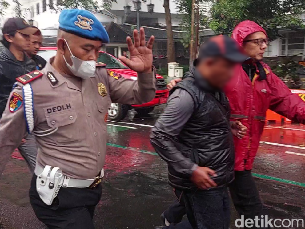 Sosok Pria Berompi yang Diamankan Saat Kebakaran Balai Kota Bandung