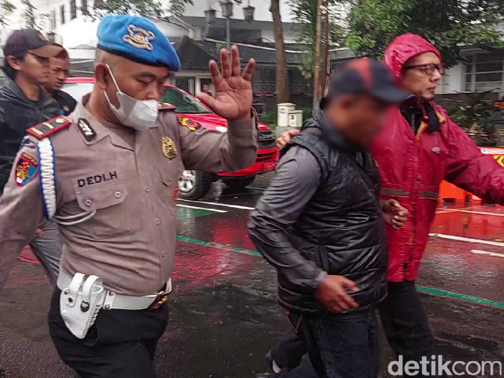 Sosok Pria Berompi yang Diamankan Saat Kebakaran Balai Kota Bandung Sosok Pria Berompi yang Diamankan Saat Kebakaran Balai Kota Bandung