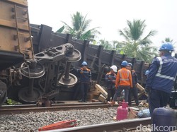 Petugas Evakuasi Gerbong Kereta yang Terlibat Tabrakan di Lampung