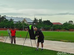 Pemain PSM Makassar Enjoy Latihan Fisik di Tengah Guyuran Hujan