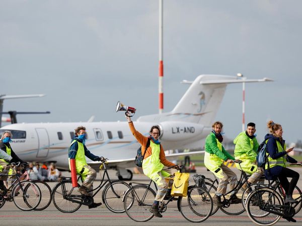 Ratusan Aktivis Iklim Serbu Bandara Schiphol, Adang Jet Pribadi