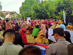 Ratusan Guru Honorer Dompu Demo Tuntut Formasi PPPK 2022