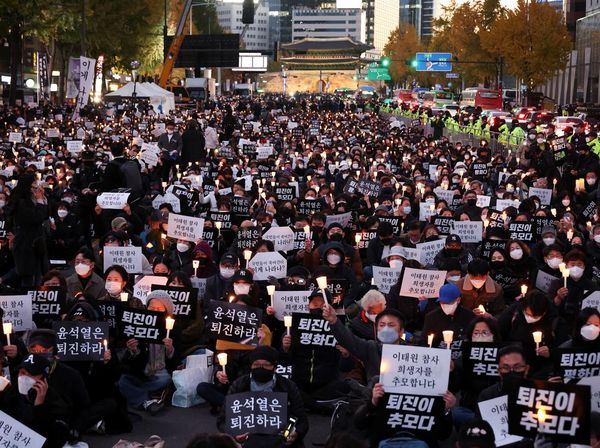 Momen Warga Korsel Nyalakan Lilin Mengenang Tragedi Halloween Itaewon