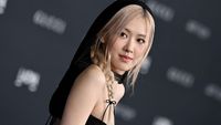 8 Gaya Misterius Rose BLACKPINK, Bertudung Hitam di LACMA Art Film Gala