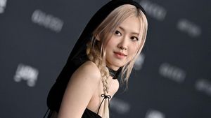 8 Gaya Misterius Rose BLACKPINK, Bertudung Hitam di LACMA Art Film Gala