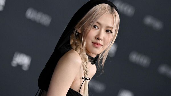 8 Gaya Misterius Rose BLACKPINK, Bertudung Hitam di LACMA Art Film Gala