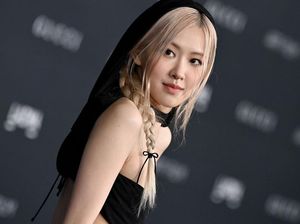 8 Gaya Misterius Rose BLACKPINK, Bertudung Hitam di LACMA Art Film Gala 8 Gaya Misterius Rose BLACKPINK, Bertudung Hitam di LACMA Art Film Gala