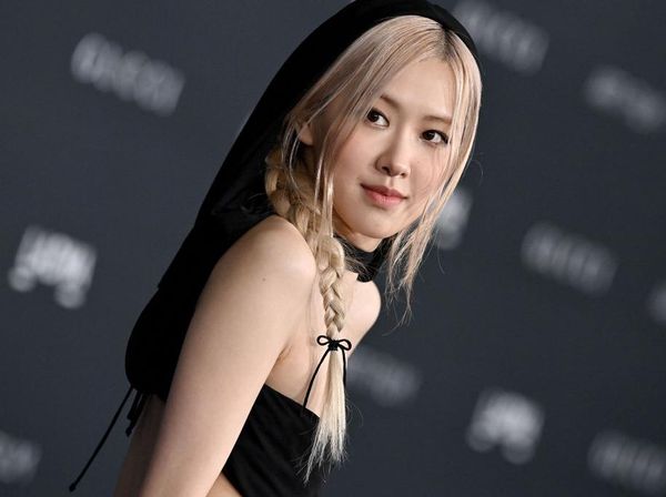 8 Gaya Misterius Rose BLACKPINK, Bertudung Hitam di LACMA Art Film Gala