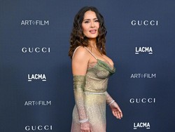 Joget Pakai Bathrobe, Salma Hayek Alami Wardrobe Malfunction