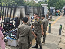 Satpol PP Bogor Tertibkan 300 PKL di Stadion Pakansari