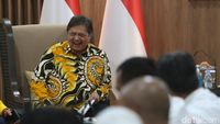 Semringah Airlangga Hartarto Silaturahmi dengan Relawan Jokowi