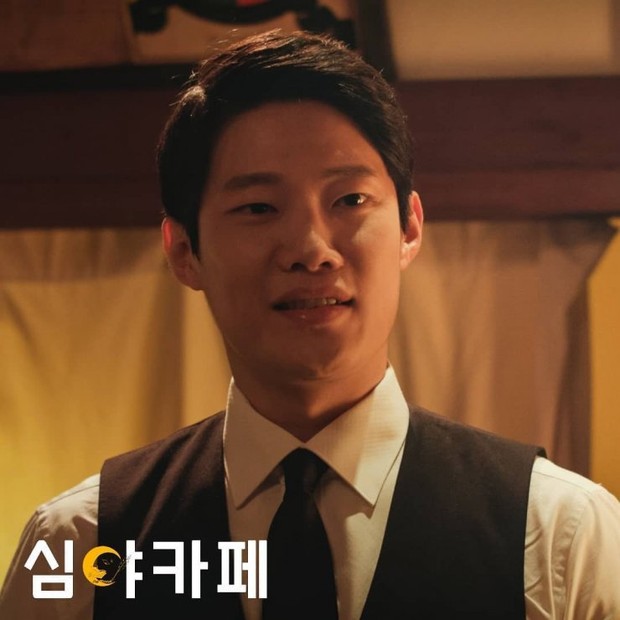 Shin Joo Hwan berperan sebagai pemilik kafe/Foto: hancinema.net Shin Joo Hwan kembali hadir dalam cerita Cafe Midnight lwat versi film.