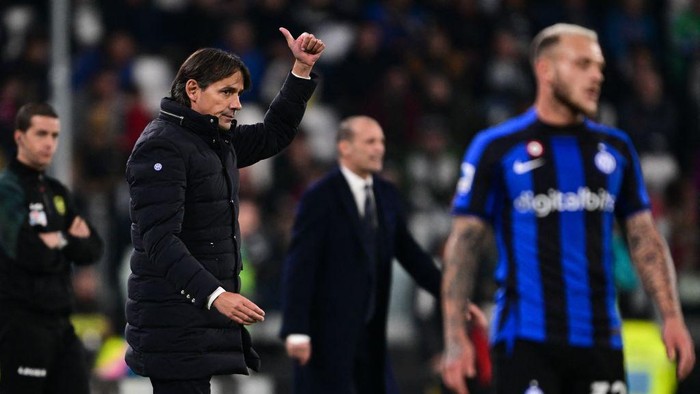 Inter Milans Italian head coach Simone Inzaghi (L) gives instructions during the Italian Serie A football match between Juventus and Inter on November 6, 2022 at the Juventus stadium in Turin. (Photo by MIGUEL MEDINA / AFP) (Photo by MIGUEL MEDINA/AFP via Getty Images)