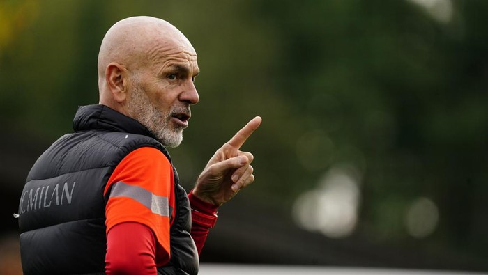 CAIRATE, ITALY - NOVEMBER 06: Head Coach Stefano Pioli attends an AC Milan training session at Milanello on November 06, 2022 in Cairate, Italy. (Photo by Pier Marco Tacca/AC Milan via Getty Images)