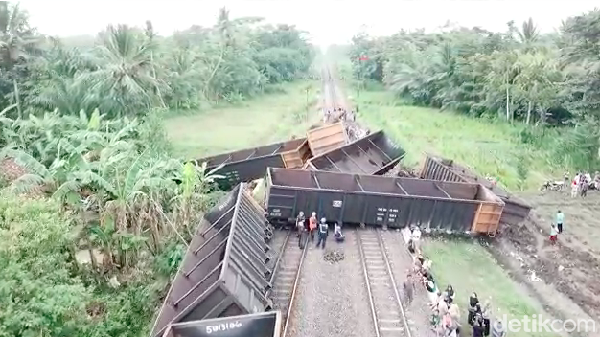 Foto-foto Kerusakan Akibat Tabrakan Kereta di Stasiun Rengas Lampung