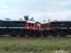 Evakuasi 2 Kereta Babaranjang yang Adu Banteng Selesai