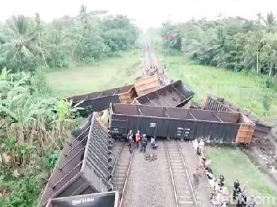 Foto-foto Kerusakan Akibat Tabrakan Kereta di Stasiun Rengas Lampung