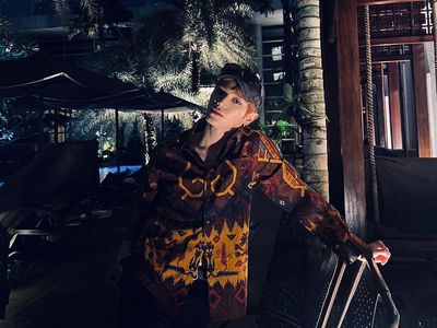 Gaya Taeyong NCT Pakai Batik Pascakonser di Indonesia, Pemberian Jerome Polin