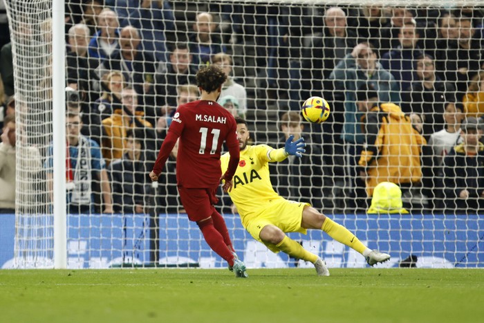 Tottenham vs Liverpool Liverpool's Mohamed Salah scores his side's second goal during the English Premier League soccer match between Tottenham Hotspur and Liverpool at Tottenham Hotspur Stadium, in London, Sunday, Nov. 6, 2022. (AP Photo/David Cliff)