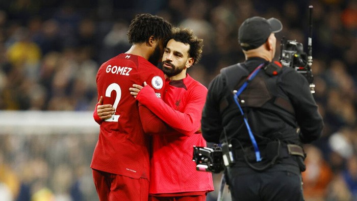 Liverpools Mohamed Salah, right, celebrates with his teammate Joe Gomez after winning the English Premier League soccer match between Tottenham Hotspur and Liverpool at Tottenham Hotspur Stadium, in London, Sunday, Nov. 6, 2022. Liverpool won 2-1. (AP Photo/David Cliff)