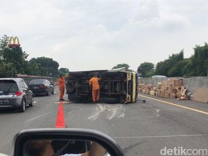 Truk Angkut Minyak Goreng Terguling di Km 56 Tol Cikampek