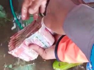 Rezeki Tak Akan ke Mana, Uang Rp 12 Juta Masih Ketemu Usai Banjir Bandang Rezeki Tak Akan ke Mana, Uang Rp 12 Juta Masih Ketemu Usai Banjir Bandang