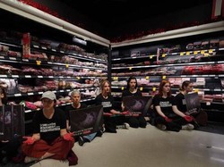 Duh! Aktivis Vegan Halangi Pelanggan Beli Daging Babi di Supermarket