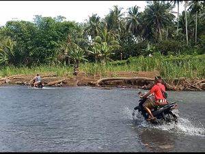 Cerita Warga Yehembang Kauh Terobos Arus Sungai gegara Jembatan Putus Cerita Warga Yehembang Kauh Terobos Arus Sungai gegara Jembatan Putus
