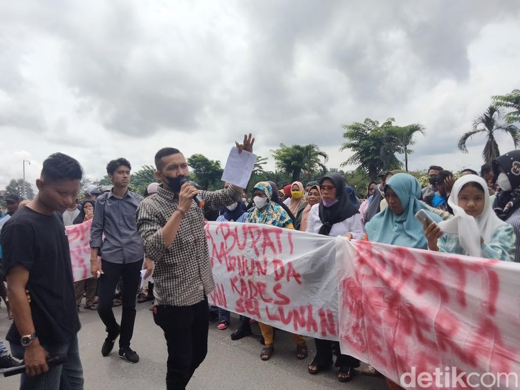Warga Tiga Desa di Asahan Demo Tolak Pelantikan Kades