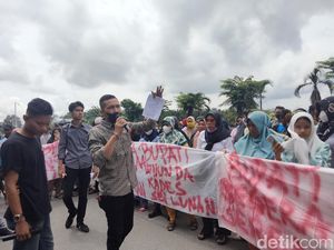 Warga Tiga Desa di Asahan Demo Tolak Pelantikan Kades Warga Tiga Desa di Asahan Demo Tolak Pelantikan Kades