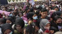 Potret Warga Desak-desakan Demi Hadiri Job Fair di Batam