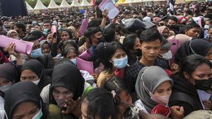 Potret Warga Desak-desakan Demi Hadiri Job Fair di Batam