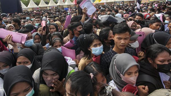 Potret Warga Desak-desakan Demi Hadiri Job Fair di Batam