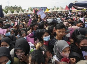Potret Warga Desak-desakan Demi Hadiri Job Fair di Batam