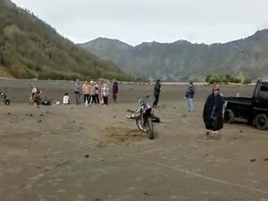 Wisatawan Bromo Tewas Usai Terjatuh dari Motor Trail di Lautan Pasir