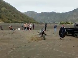 Wisatawan Bromo Tewas Usai Terjatuh dari Motor Trail di Lautan Pasir