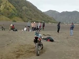 Wisatawan Tewas Jatuh saat Kendarai Motor Trail di Lautan Pasir Bromo