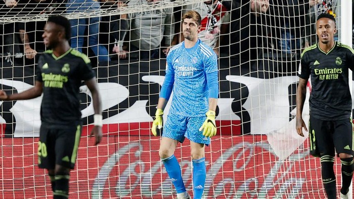 MADRID, SPAIN - NOVEMBER 7: Thibaut Courtois of Real Madrid disappointed   during the La Liga Santander  match between Rayo Vallecano v Real Madrid at the Campo de Futbol de Vallecas on November 7, 2022 in Madrid Spain (Photo by David S. Bustamante/Soccrates/Getty Images)
