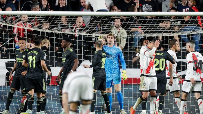 MADRID, SPAIN - NOVEMBER 7: Thibaut Courtois of Real Madrid, Vinicius Junior of Real Madrid, Marco Asensio of Real Madrid, Fede Valverde of Real Madrid, Jesus Vallejo of Real Madrid  during the La Liga Santander  match between Rayo Vallecano v Real Madrid at the Campo de Futbol de Vallecas on November 7, 2022 in Madrid Spain (Photo by David S. Bustamante/Soccrates/Getty Images)