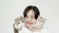 Gemes Banget! 7 Pose Artis Bareng Kucing Kesayangannya