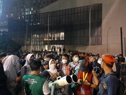 Warga Rela Antre Teleskop demi Lihat Gerhana Bulan di TIM Jakarta