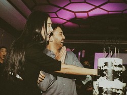 Most Pop: Momen Anya Geraldine Peluk Mesra Pacar di Depan Camer