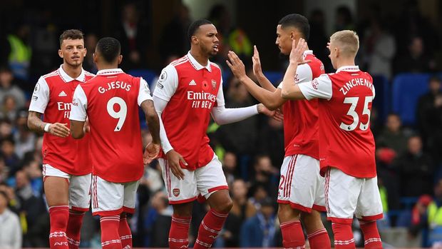 LONDON, ENGLAND - NOVEMBER 06: William Saliba, Gabriel Magalhaes and Oleksandr Zinchenko of Arsenal before the Premier League match between Chelsea FC and Arsenal FC at Stamford Bridge on November 06, 2022 in London, England. (Photo by David Price/Arsenal FC via Getty Images)