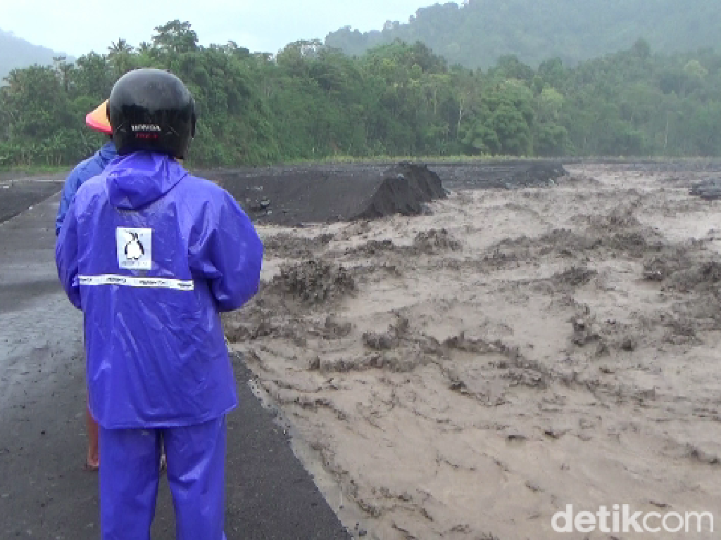 Banjir Lahar Semeru Rusak Jembatan, Warga Satu Dusun di Lumajang Terisolir