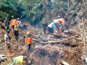 Bendungan Alam di Curah Krecek Disudet Agar Tak Membahayakan Bendungan Alam di Curah Krecek Disudet Agar Tak Membahayakan