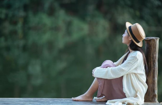 Berpikir mantanmu yang terbail/ foto: freepik/ Jcomp Perempuan melamun