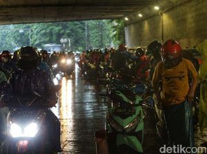Pemotor Neduh di Kolong Jembatan Layang Bisa Kena Tilang Pemotor Neduh di Kolong Jembatan Layang Bisa Kena Tilang